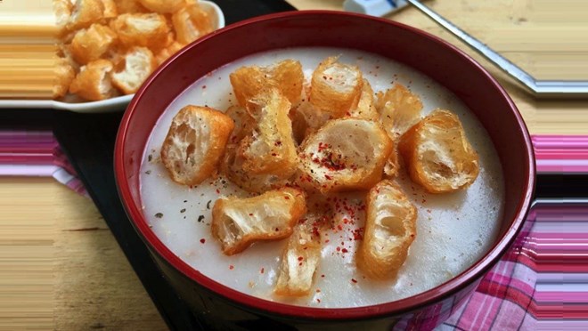 The smoke of rib porridge warms my childhood