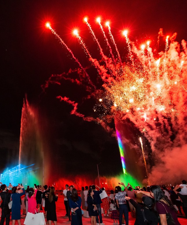 Ho Chi Minh-Ville tirera des feux d'artifice sur des bateaux lors du Festival de la rivière à la fin du mois de mai, photo 2