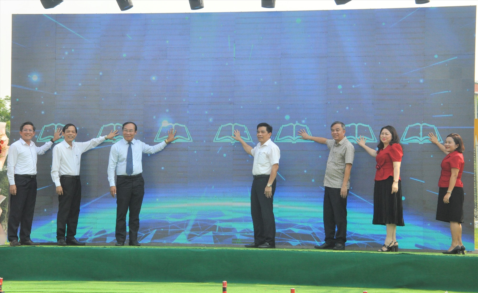 Provincial and Tam Ky leaders perform the opening ceremony of the Community Digital Library. Photo: X.P