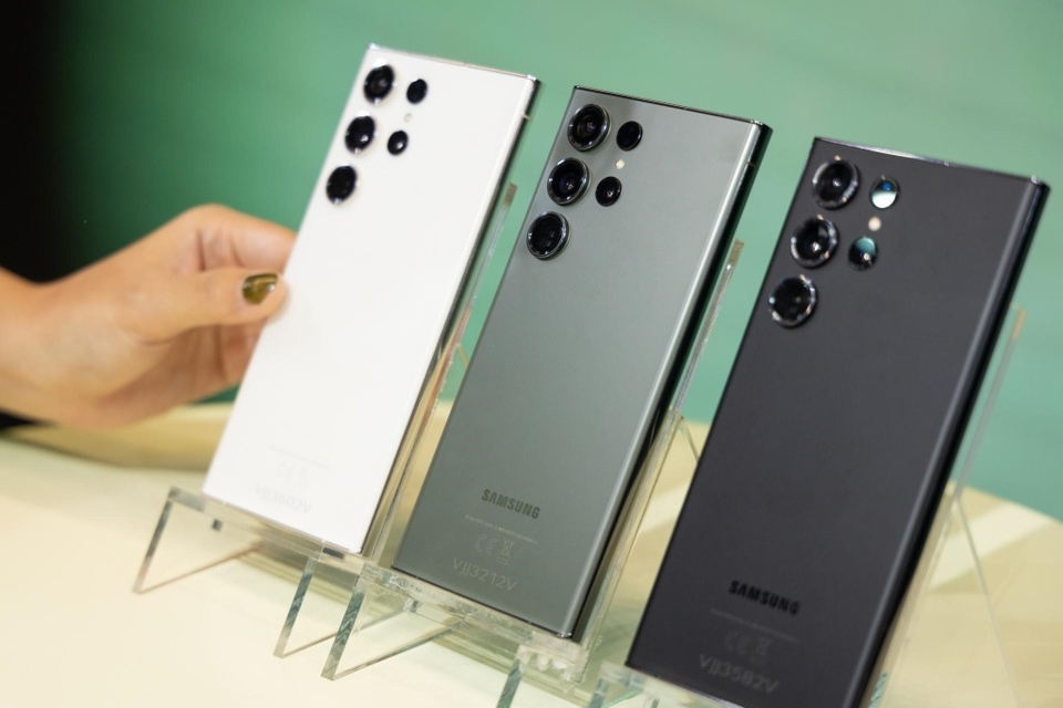 Samsung narrowly wins over Apple