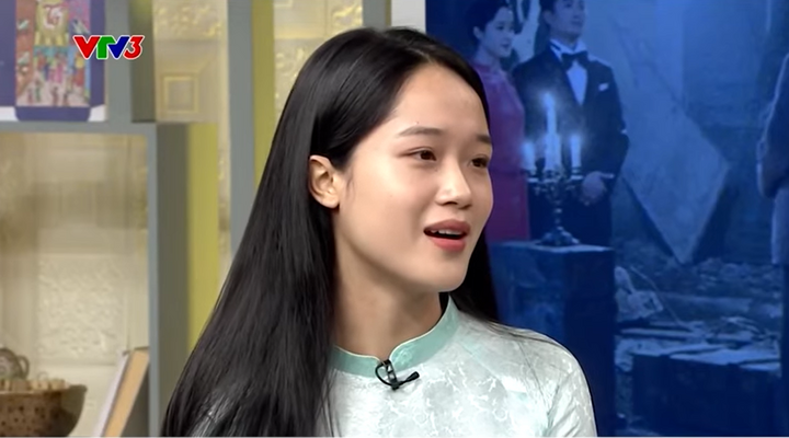 Cao Thuy Linh admitted that she is afraid of heights, so the scene of her holding a 3-pronged bomb and rushing into a tank made her very nervous.