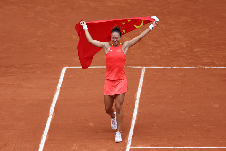 Zheng Qinwen giành tấm huy chương vàng lịch sử cho Trung Quốc tại Olympic Paris 2024 - Ảnh: REUTERS