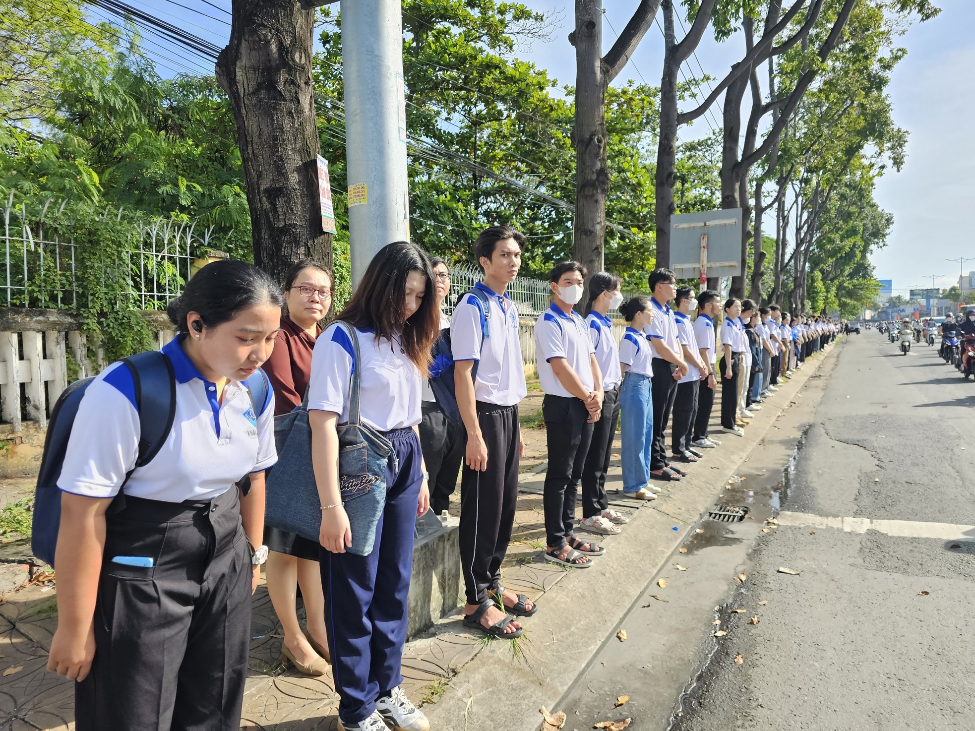 Hàng nghìn người tiễn biệt Giáo sư Võ Tòng Xuân về nơi an nghỉ cuối cùng ảnh 9