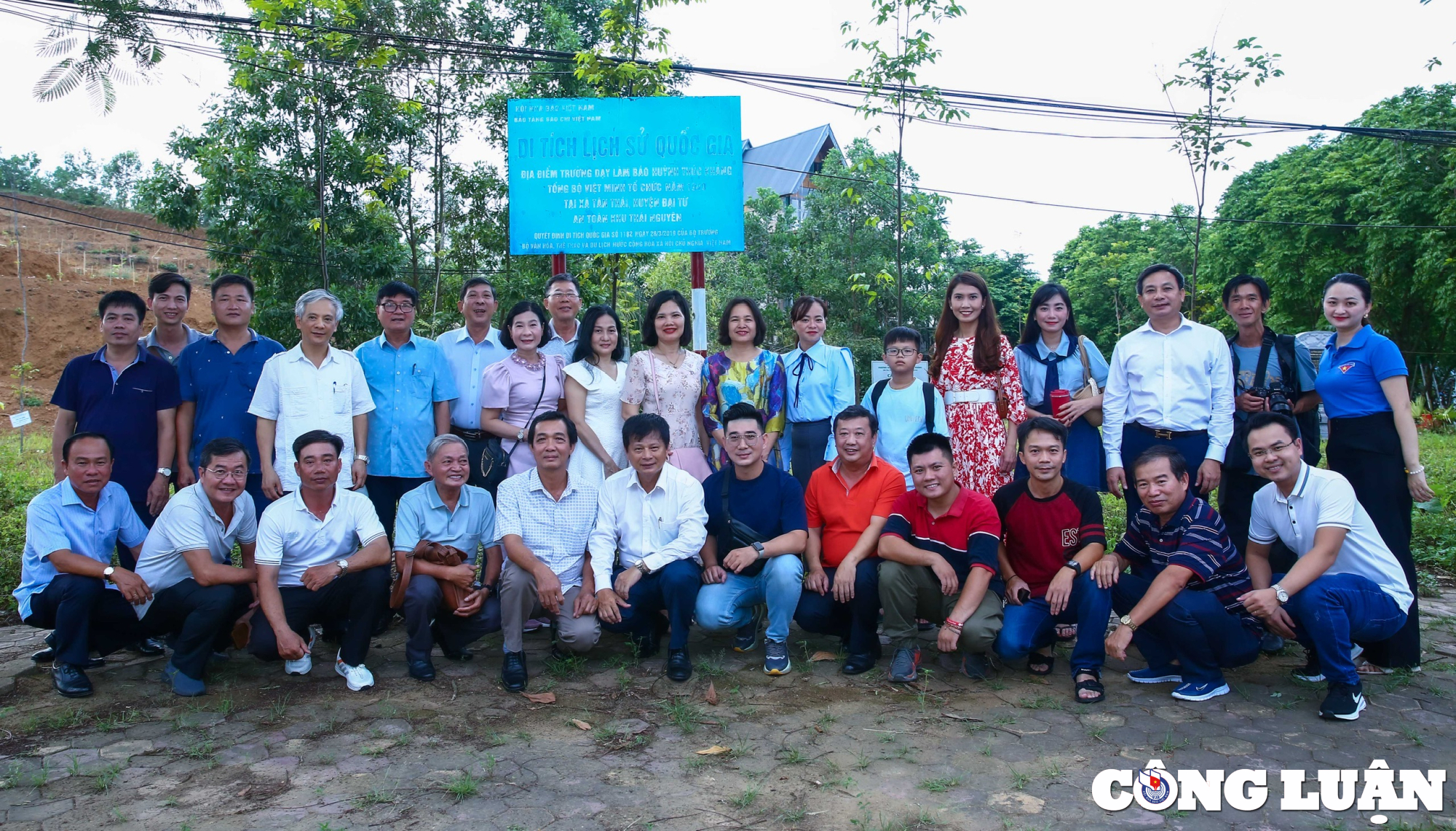 남부 지방의 기자들을 초대하여 Huynh Thuc Khang Hinh 3 신문 학교의 국가 역사 유적지를 방문했습니다.