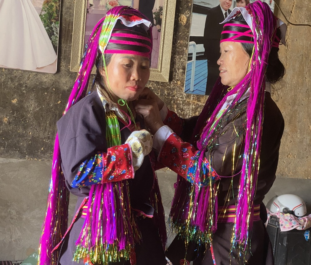 Ms. Chieu Thi Lan guides students on how to style their hair at Quang Son Boarding School for Ethnic Minorities.
