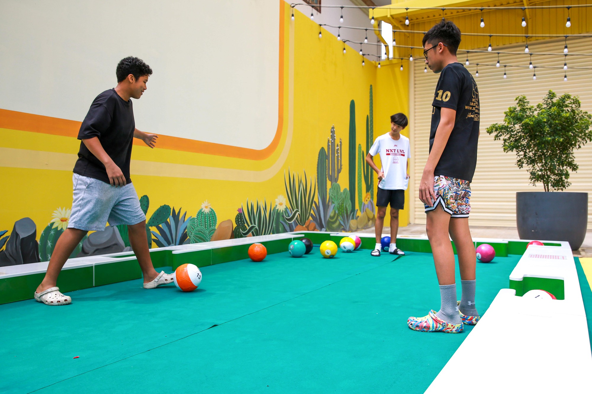Bạn trẻ hào hứng trải nghiệm môn thể thao độc lạ snookball tại TP HCM - Ảnh 4.