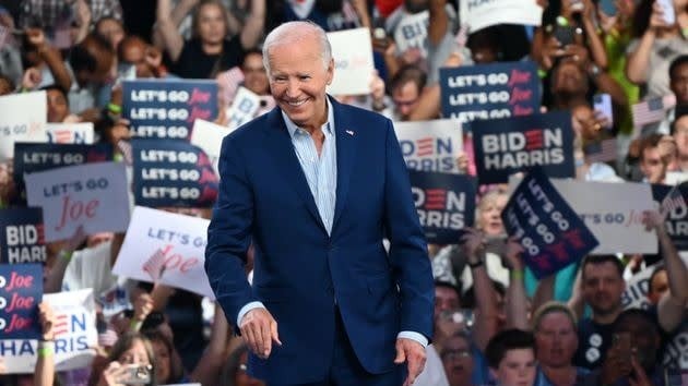 Tổng thống Biden có đứng vững trước "bão" dư luận?