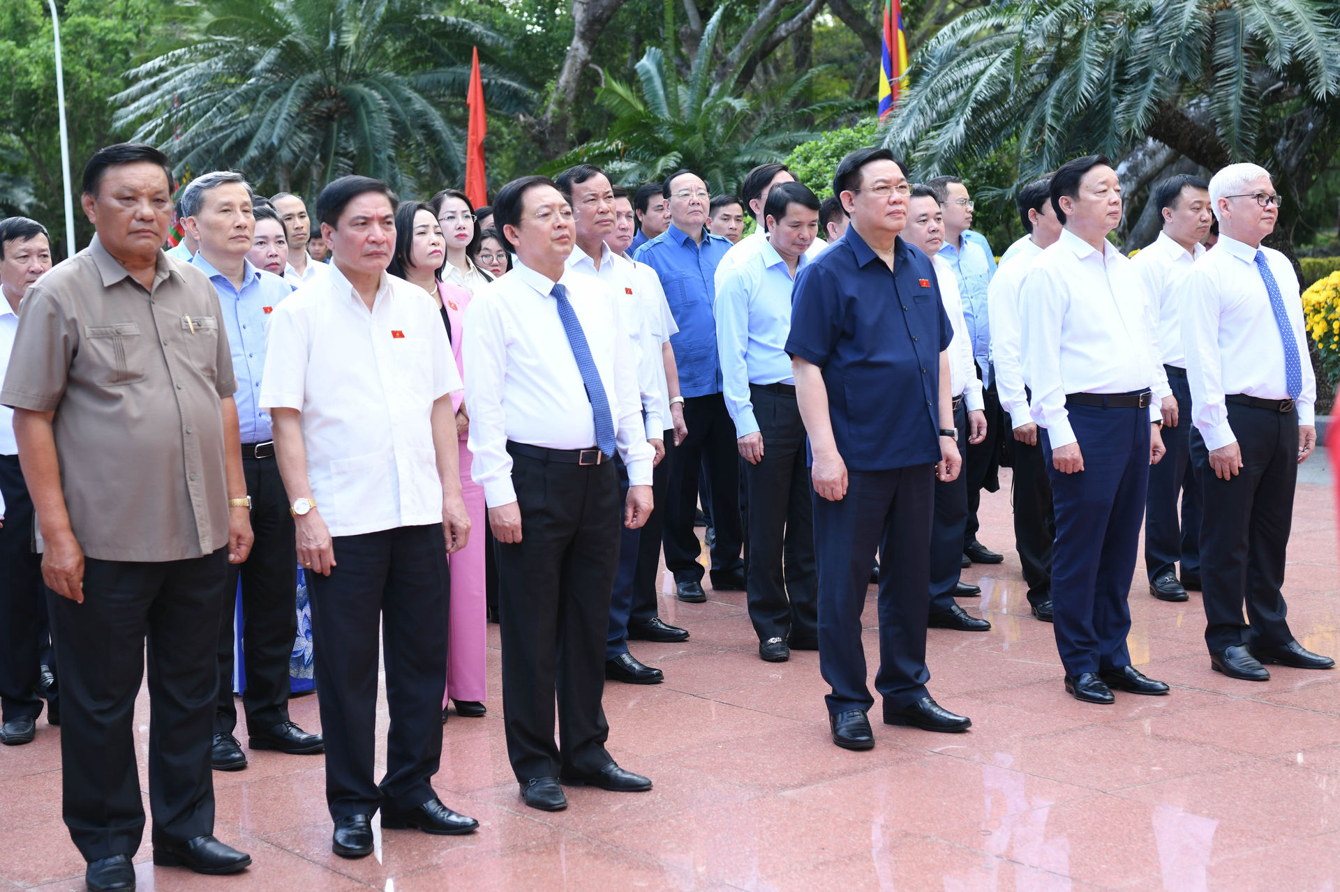 Der Vorsitzende der Nationalversammlung, Vuong Dinh Hue, arbeitet mit dem Ständigen Ausschuss des Parteikomitees der Provinz Binh Dinh zusammen