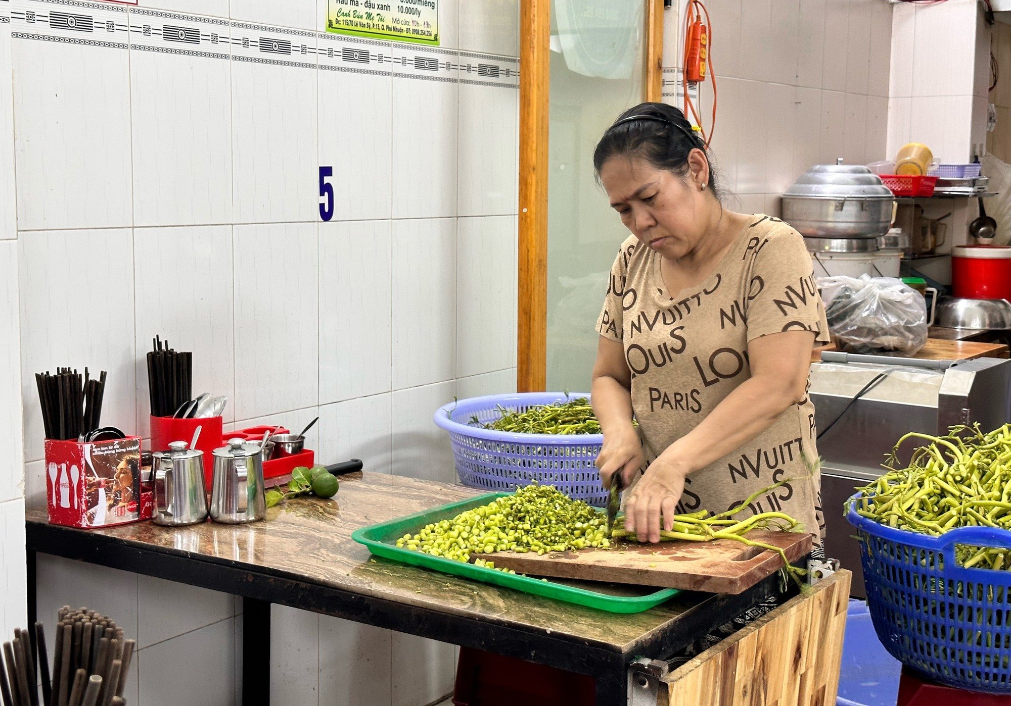 Canh bún ‘nhiều tên gọi nhất TP.HCM’: 8 con kế thừa gia tài 40 năm của mẹ - Ảnh 6.