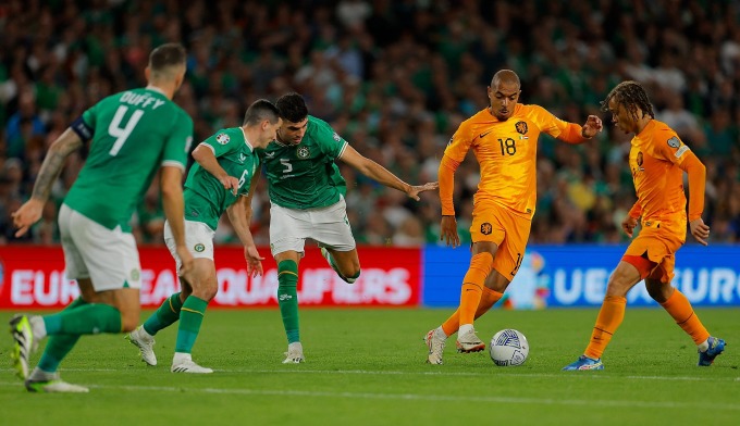 La République d'Irlande (bleu) a perdu tout espoir de se qualifier directement pour l'Euro 2024 après avoir perdu 1-2 contre les Pays-Bas le mois dernier. Photo : Reuters