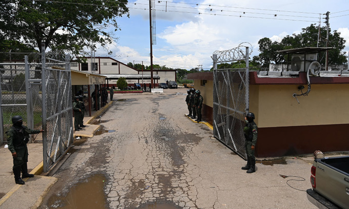 Lực lượng an ninh Venezuela đứng gác tại cổng nhà tù Tocoron, bang Aragua ngày 23/9. Ảnh: AFP