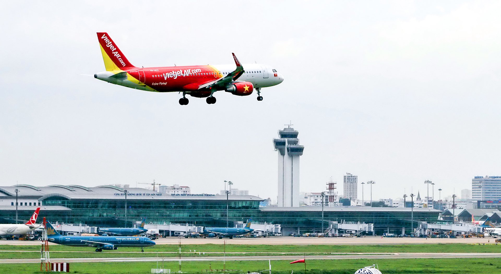 Máy bay VietJet Air cất cánh - hạ cánh tại sân bay Tân Sơn Nhất, TPHCM