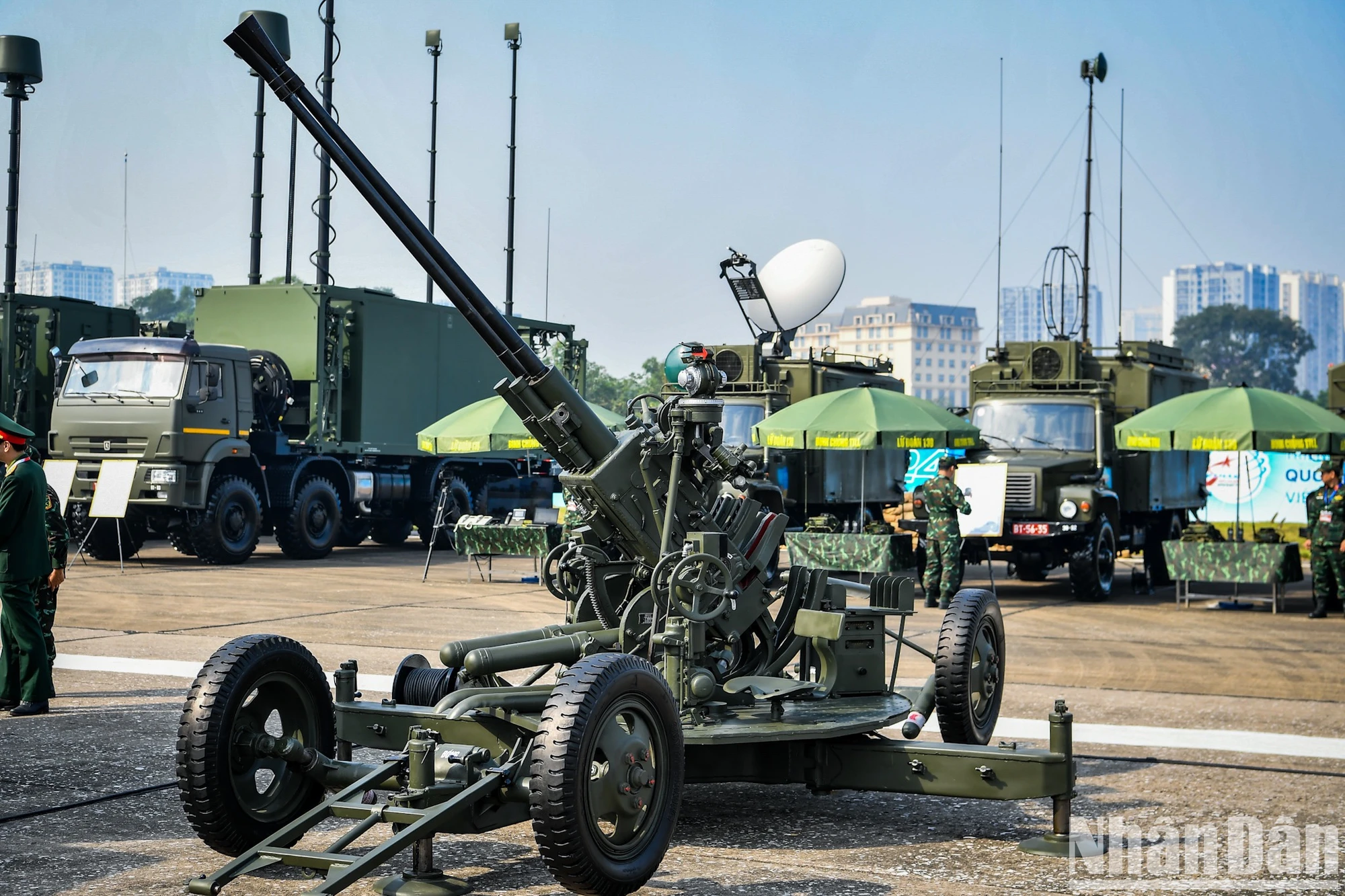 【写真】2024年防衛博覧会に展示された自走砲システム、ミサイル、発射装置 写真13