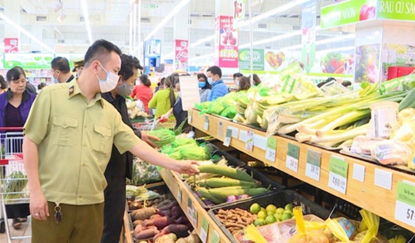 فوڈ سیفٹی ڈیپارٹمنٹ اور فنکشنل یونٹس کے رہنما کھانے کی حفظان صحت اور حفاظت کا معائنہ کر رہے ہیں۔ (تصویر: بیچ ہینگ)