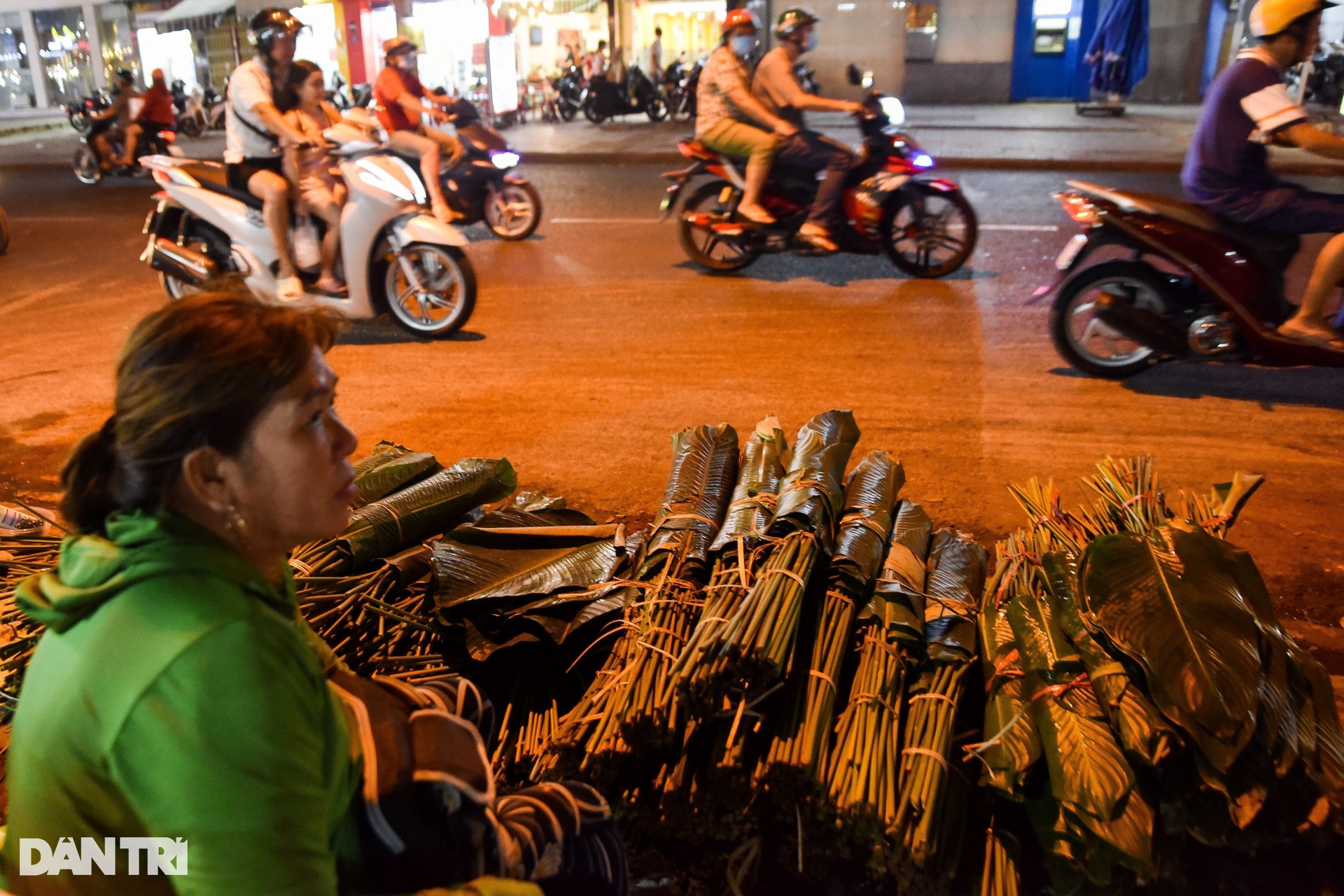 Tiểu thương bán tháo lá dong tại khu chợ một năm mở một lần ở TPHCM - 9