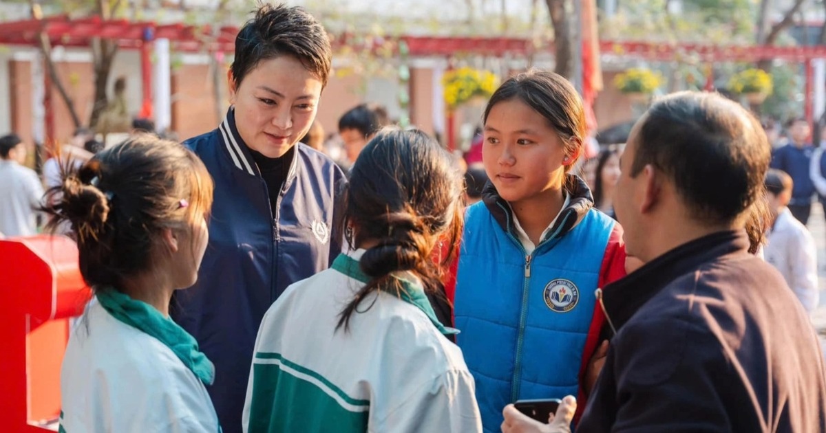 Encuentro significativo de 12 estudiantes de Dien Bien en Hanoi