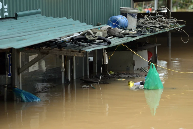 Die Überschwemmungen des Thao-Flusses überschreiten das historische Niveau, steigende Wasserstände des Roten Flusses wirken sich auf einige Gebiete in Hanoi aus, Foto 30