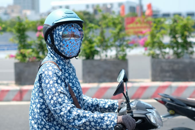 Da Nang residents going out at noon all cover themselves with sunscreen. Photo: Nguyen Dong