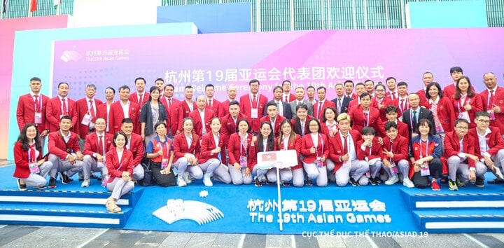 Thứ trưởng Bộ VHTTDL Hoàng Đạo Cương chụp ảnh kỷ niệm cùng các thành viên Đoàn thể thao Việt Nam tại ASIAD 19. (Ảnh: Quý Lượng)