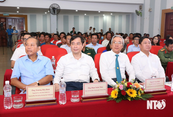 Le programme « Illuminer la mer avec les pêcheurs » arrive chez les pêcheurs de Ninh Thuan