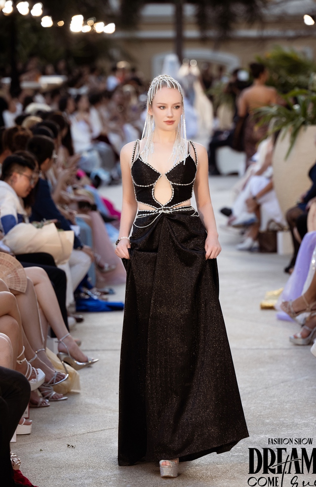 ベトナムの観客は、75 人の国際的な美人コンテストのファッション ショーに驚嘆しました - 写真 7。 Khán giả Việt trầm trồ với màn diễn thời trang của 75 hoa hậu quốc tế- Ảnh 7.