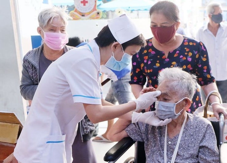 La carga de la atención sanitaria para las personas mayores es entre 7 y 10 veces mayor que la de los jóvenes.