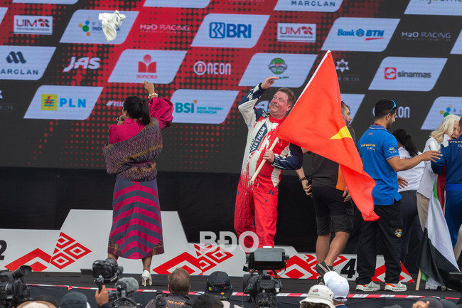 Un membre de l'équipe de course de bateaux à moteur F1H2O Binh Dinh - Vietnam a remporté le Ballon d'or de la course de bateaux à moteur mondiale