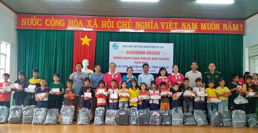 Trao hơn 100 phần quà cho phụ nữ và trẻ em có hoàn cảnh khó khăn xã Ia Chía ảnh 1