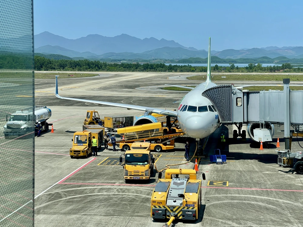 Le personnel technique de l'aéroport de Van Don (province de Quang Ninh) se prépare pour le prochain vol. Photo : HOANG HUNG