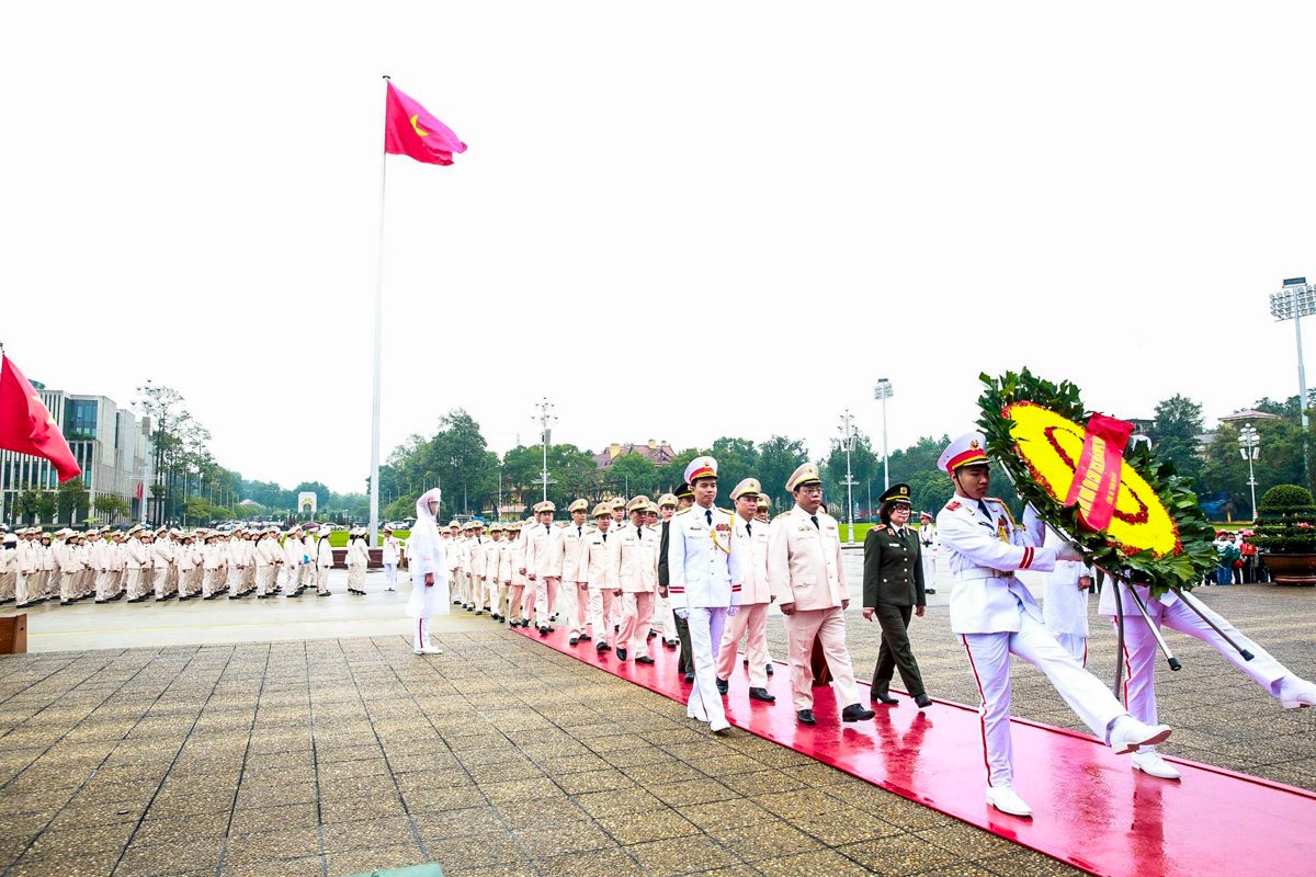 Evento - La policía de Hanoi informa de sus logros al tío Ho en la plaza Ba Dinh (Foto 3).