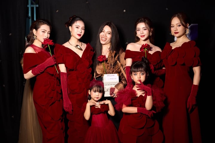 Famous artists in prime time on VFC and child model Gia Han perform the collection of designer Thao Nguyen.