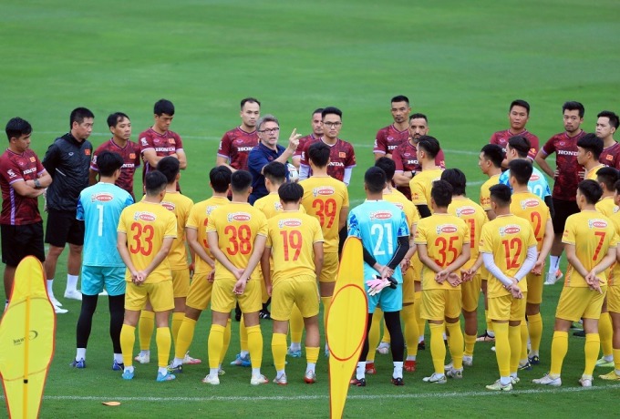 Coach Troussier disseminates information to the players at the VFF Youth Training Center, My Dinh on September 8. Photo: VFF