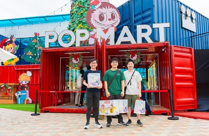 Khách hàng háo hức mua sắm tại POP MART đầu tiên tại Nha Trang.
