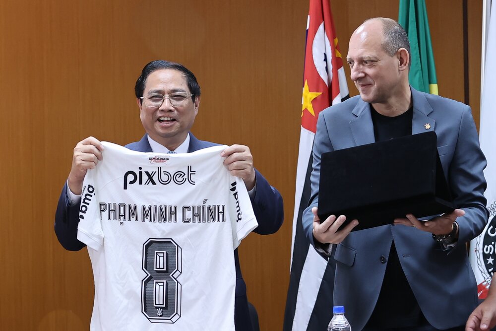 Ban lãnh đạo câu lạc bộ Corinthians Paulista tặng Thủ tướng quà lưu niệm. Ảnh: VGP