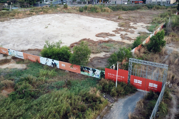 Das als Standort des Hausbelo-Projekts angekündigte eingezäunte Grundstück ist im ersten Quartal 2023 noch unbebaut. Foto: Trung Tin