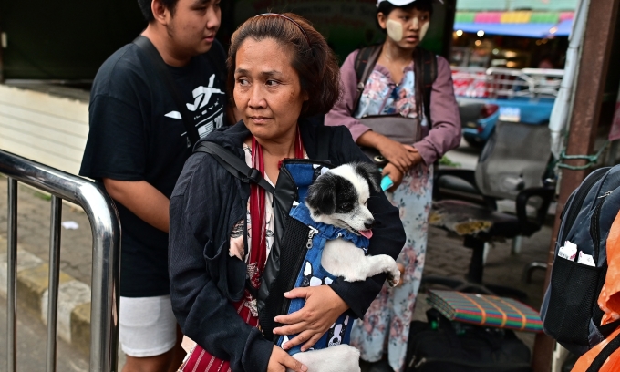 People from Myawaddy town carry their pets to Mae Sot town, Thailand, on April 10. Photo: AFP