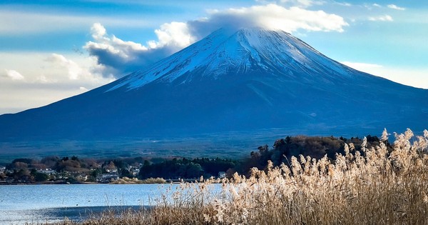 Bewundern Sie die Landschaft des Schwanensees am Fuße des Fuji