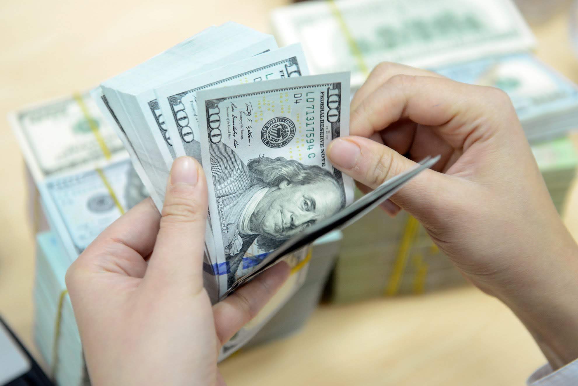 Giá USD hôm nay 8.6.2023: Ngân hàng giảm giá, chênh lệch mua bán tăng cao - Ảnh 1.