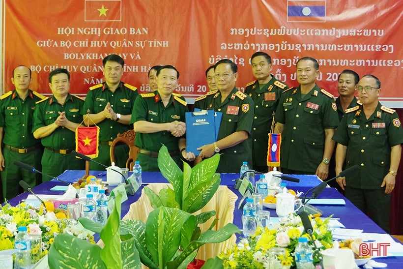 Le commandement militaire de Ha Tinh et de Bolikhamxay saisit la situation et échange proactivement des informations.