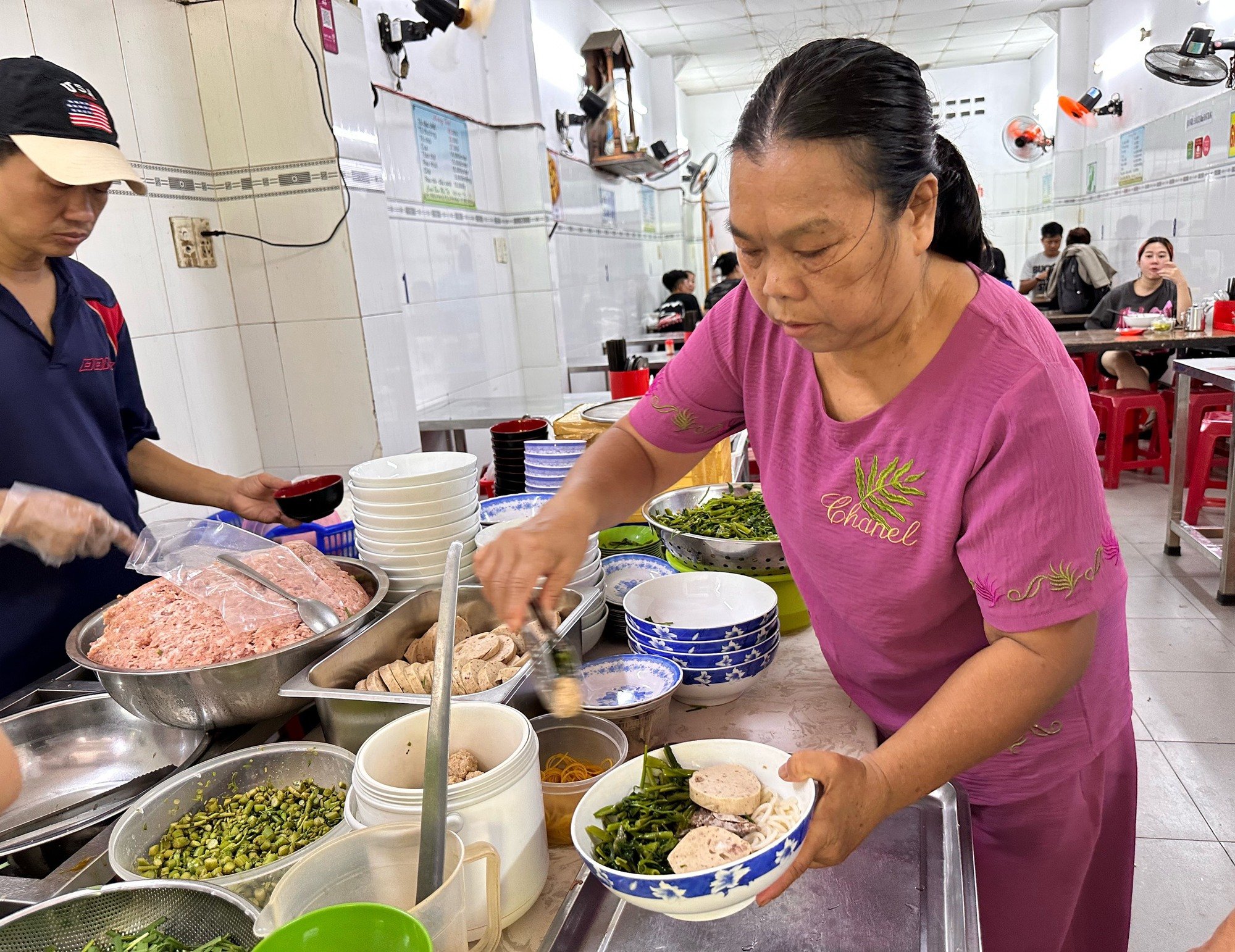 Canh bún ‘nhiều tên gọi nhất TP.HCM’: 8 con kế thừa gia tài 40 năm của mẹ - Ảnh 13.