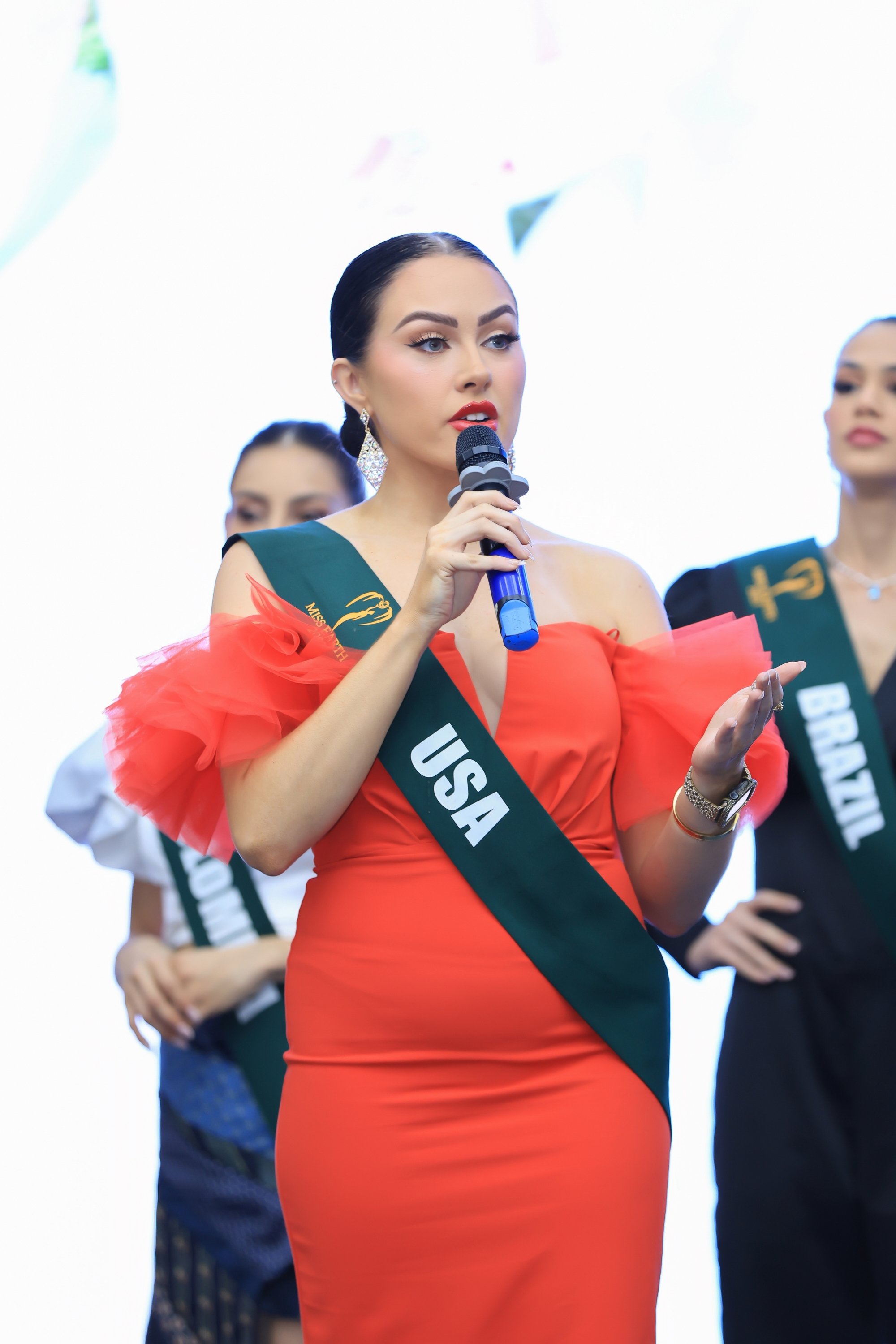 Dàn hoa, á hậu tập dưới thời tiết 15 độ, Bán kết Miss Earth 2023 diễn ra chiều nay - Ảnh 2.