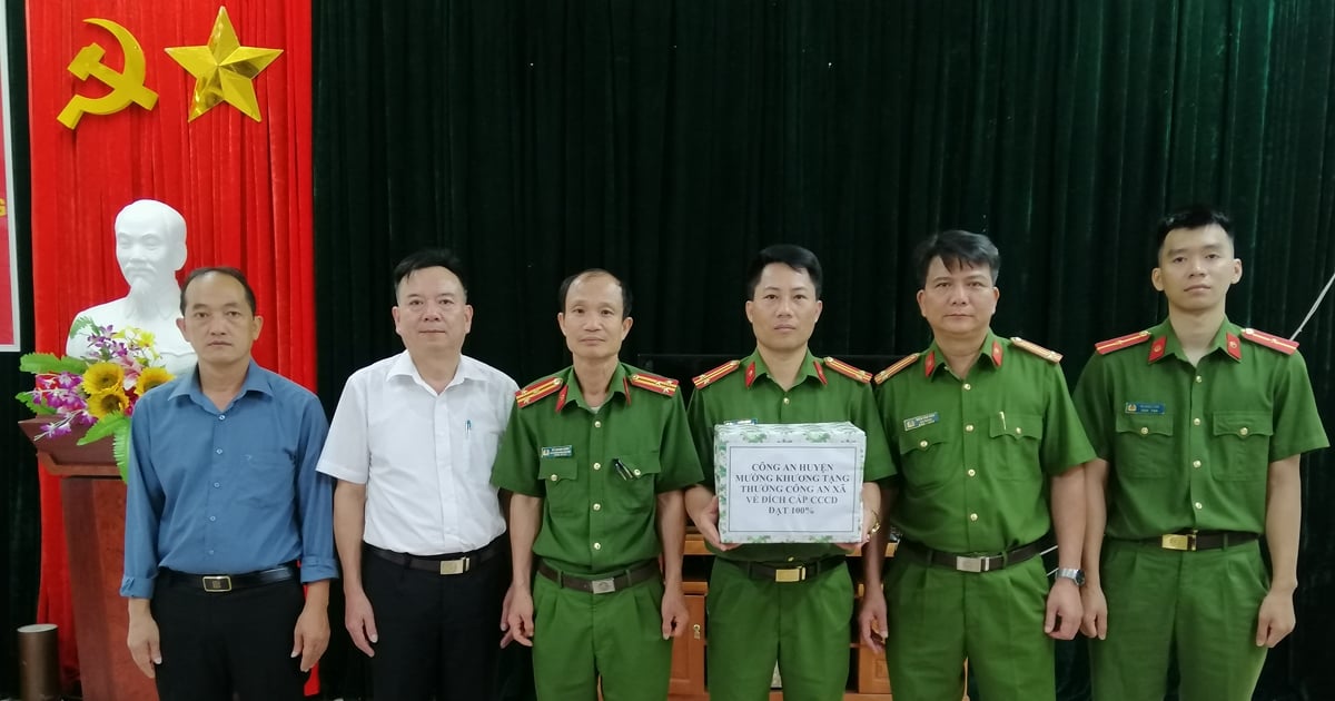 Muong Khuong District Police commended the commune police for their achievements in issuing chip-embedded CCCD cards.