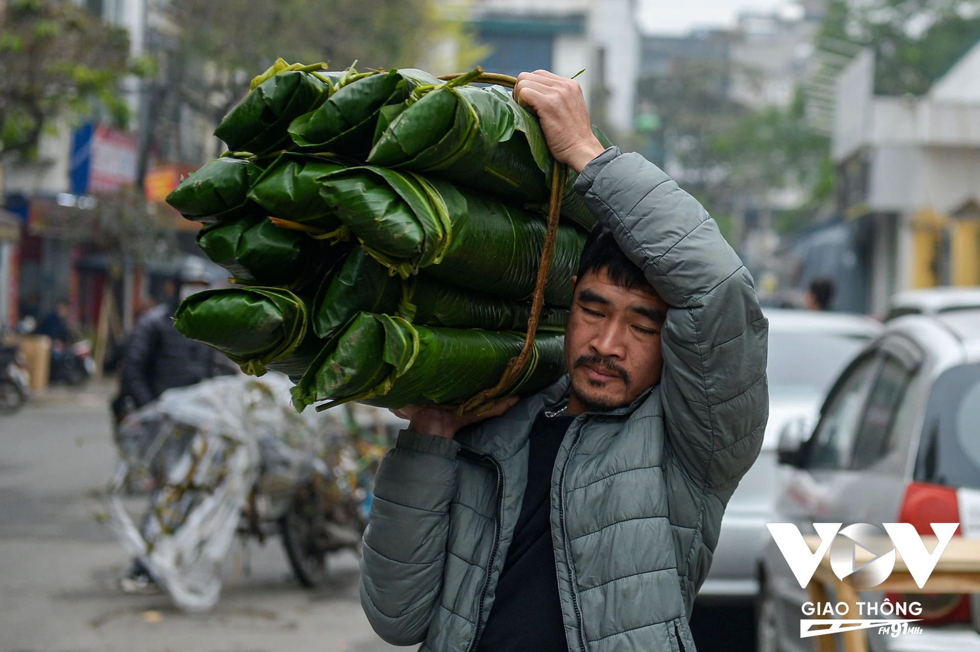 Khu chợ bán lá 'gói đất, gói trời' lâu đời nhất Hà Nội nhộn nhịp cận Tết