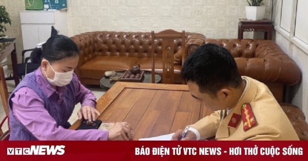 Una mujer que viola el límite de concentración de alcohol en sangre en Hanoi paga una multa de 46 millones de dongs