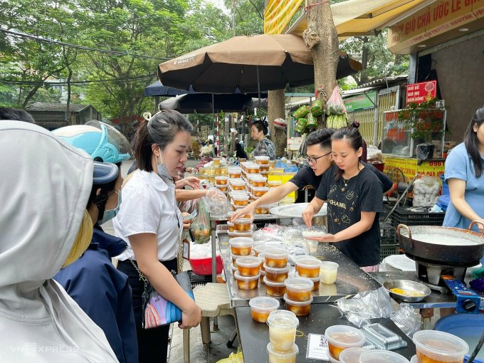 Người dân xếp hàng mua bánh trôi bánh chay làm sẵn tại chợ Dịch Vọng, quận Cầu Giấy, sáng 11/4. Ảnh: Quỳnh Nguyễn