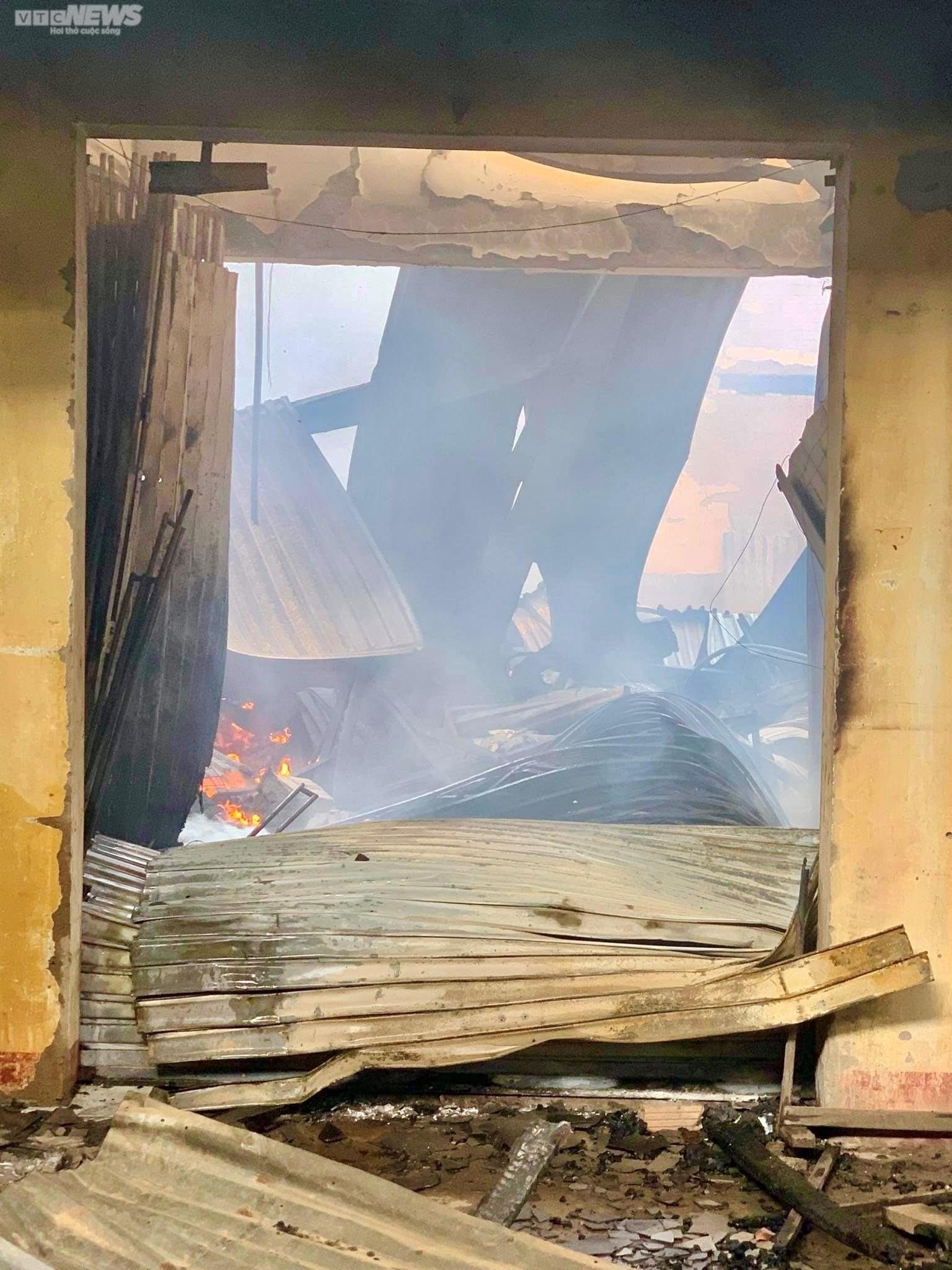 Ea Sup market devastated after fire, small traders cried watching their property burn down - 11