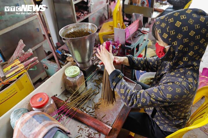 With the traditional way of rolling incense, the worker will have to be meticulous and careful. But thanks to the application of modern technology and the use of machines, this stage becomes easier and increases productivity.