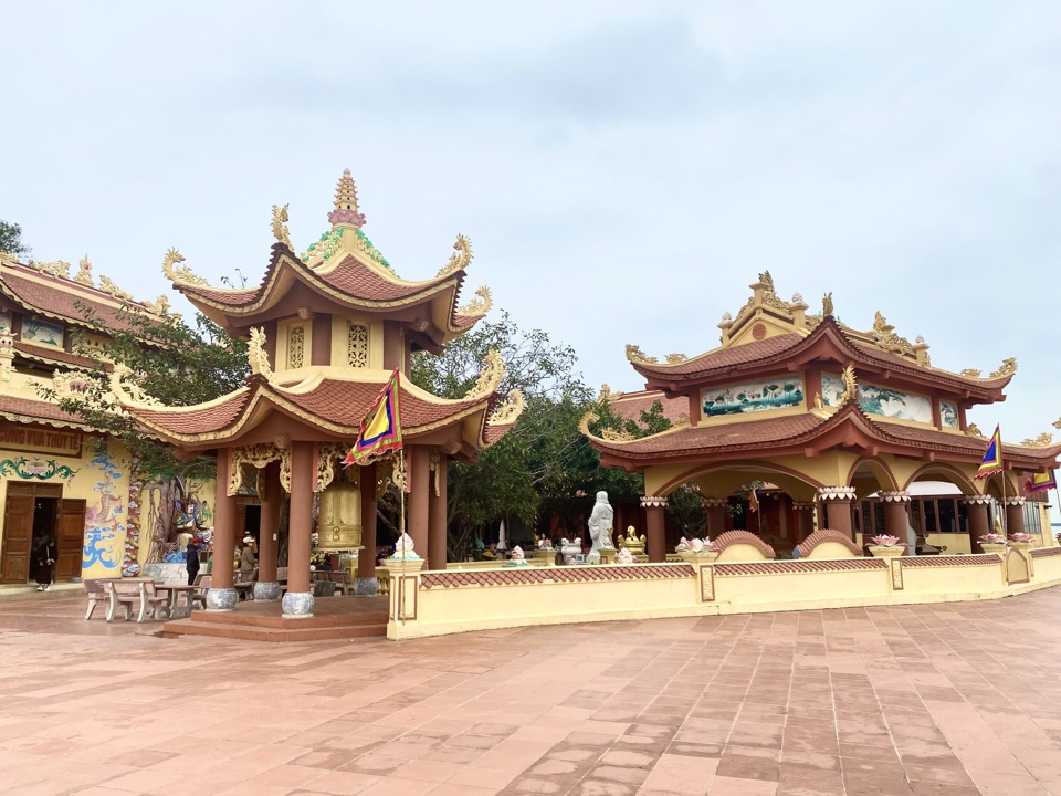 Templo de Ba La base fue construida al pie de la montaña Doc. Fotografía de Vinh Quan