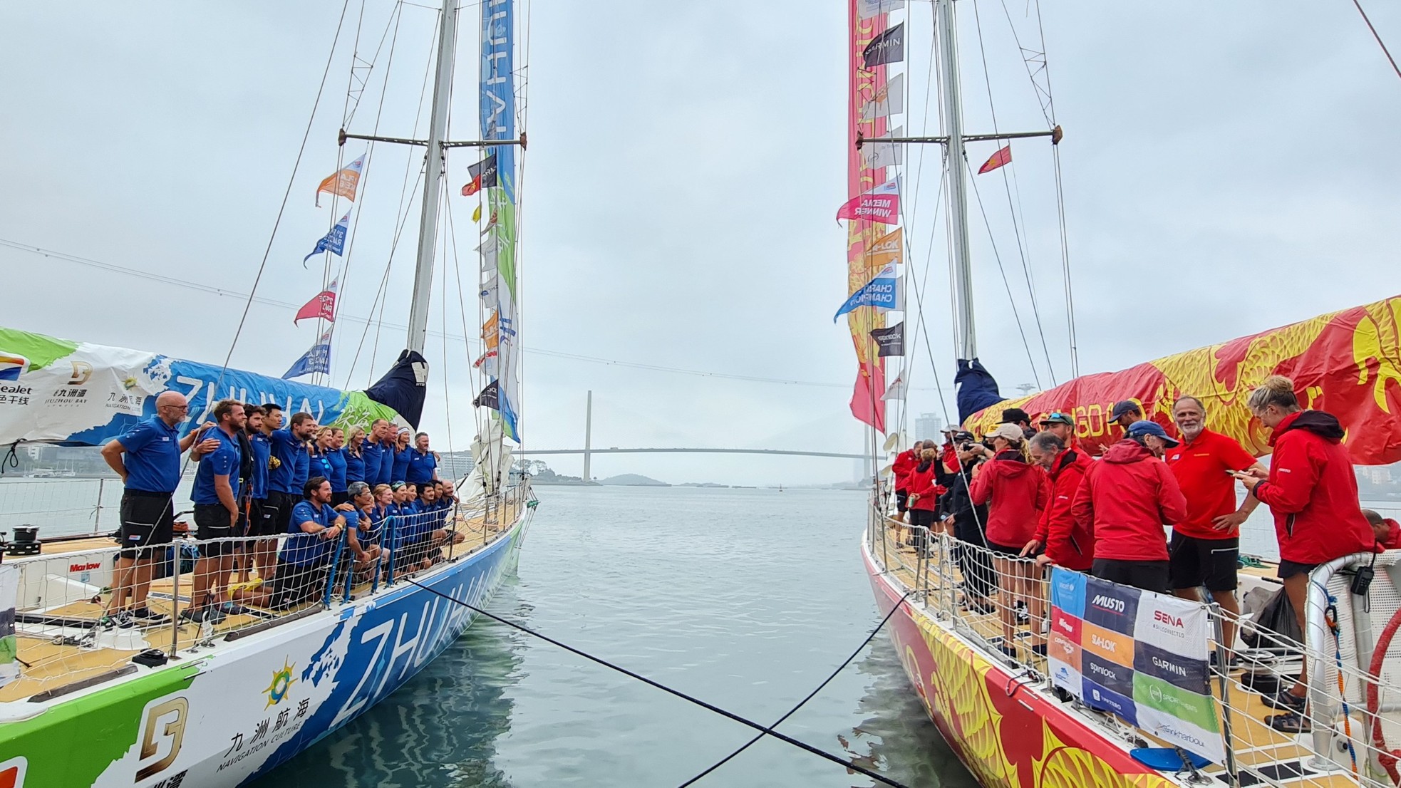 Primer plano de la flota de veleros navegando alrededor del mundo hacia la bahía de Ha Long foto 5