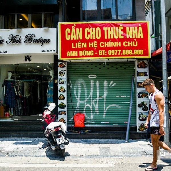 De nombreux terrains de premier choix dans le vieux quartier de Hanoi sont inoccupés